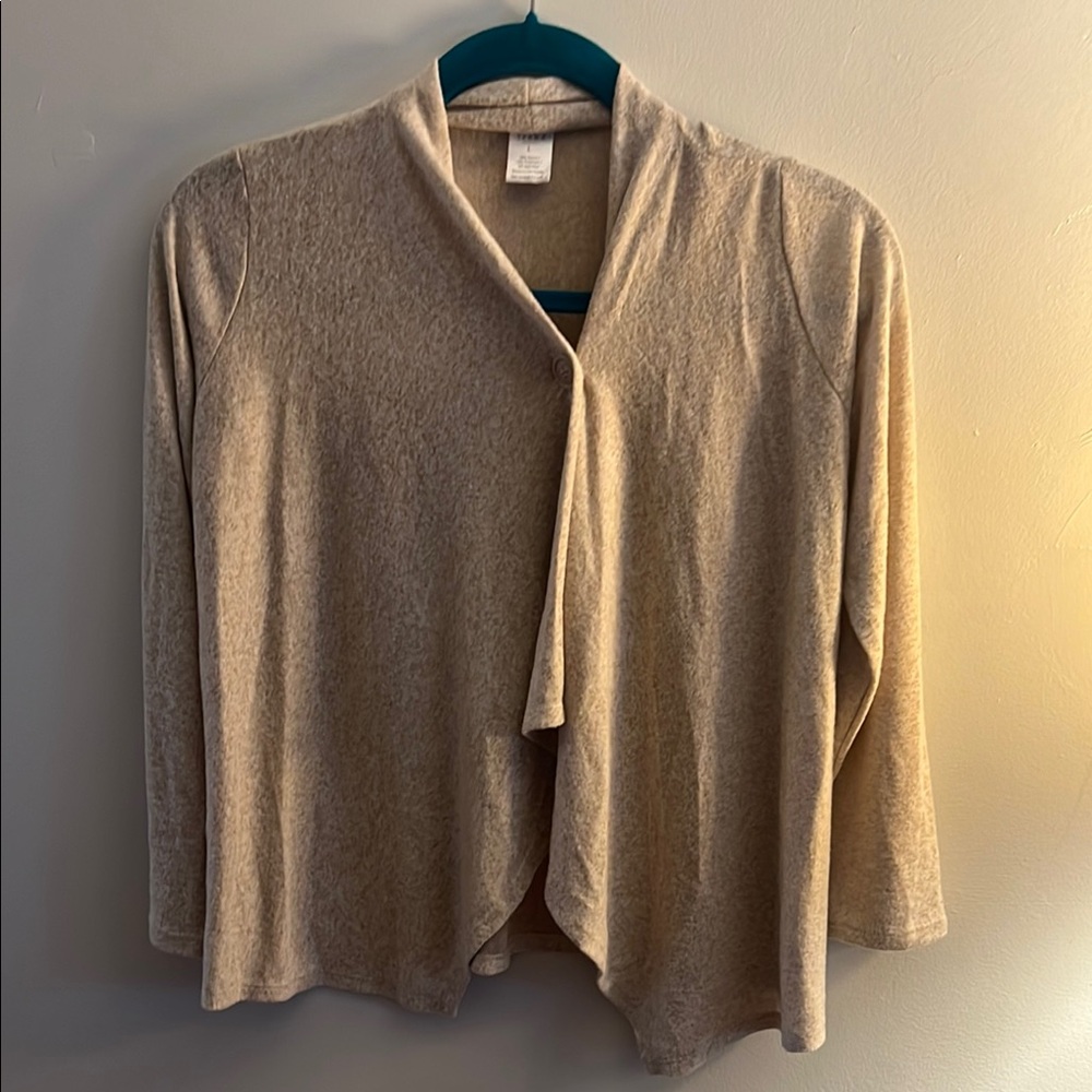 Chic Cream Cardigan with Soft Knit and Versatile Design